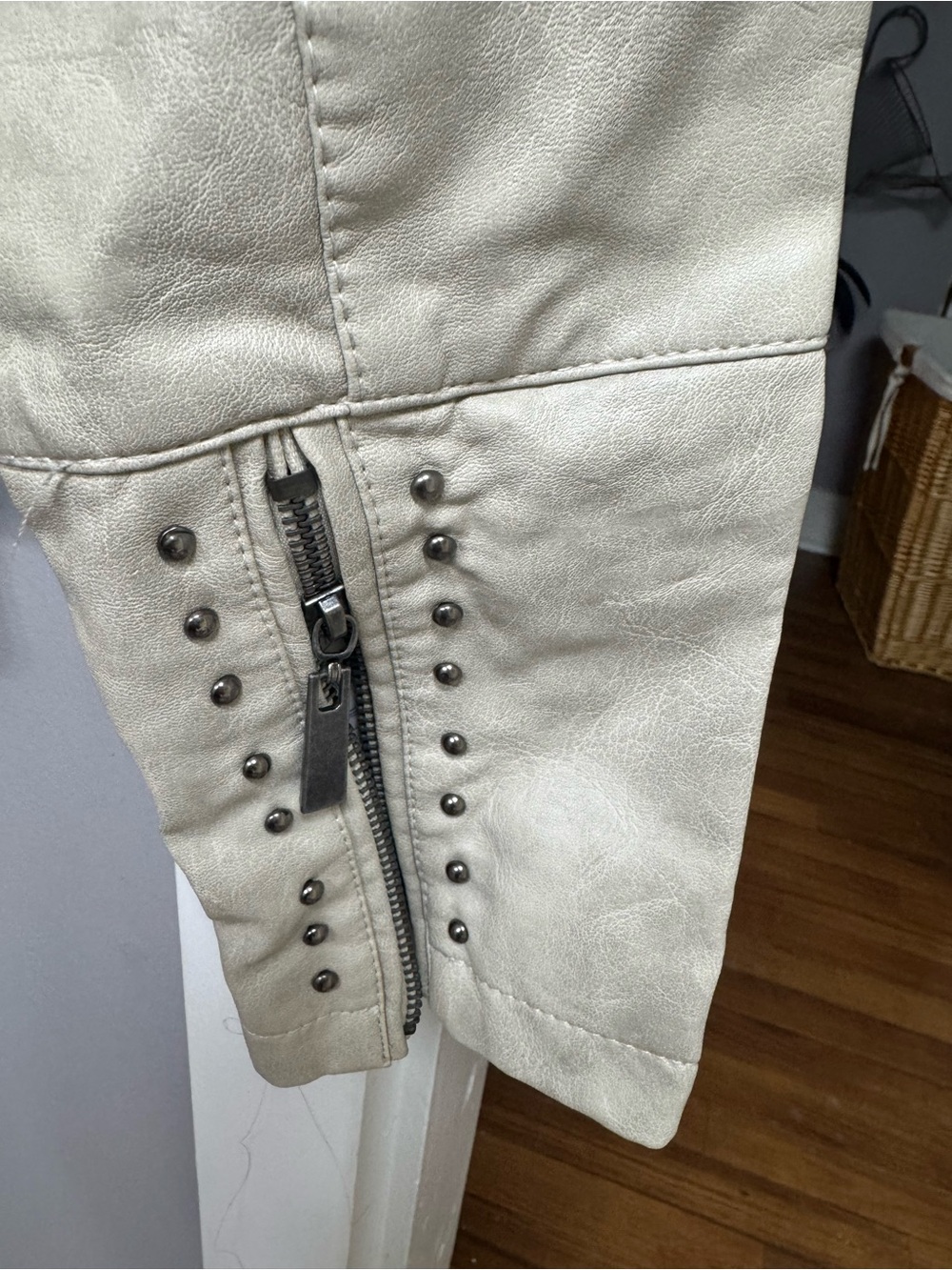 Jou Jou 100% Vegan leather Studded Cream Leather Moto Jacket - Women's - Picture 8 of 12